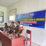 Bhabinkamtibmas Polsek Dolok, Bripka Sigit Dalimunthe, saat beri sosialisasi ke orangtua murid