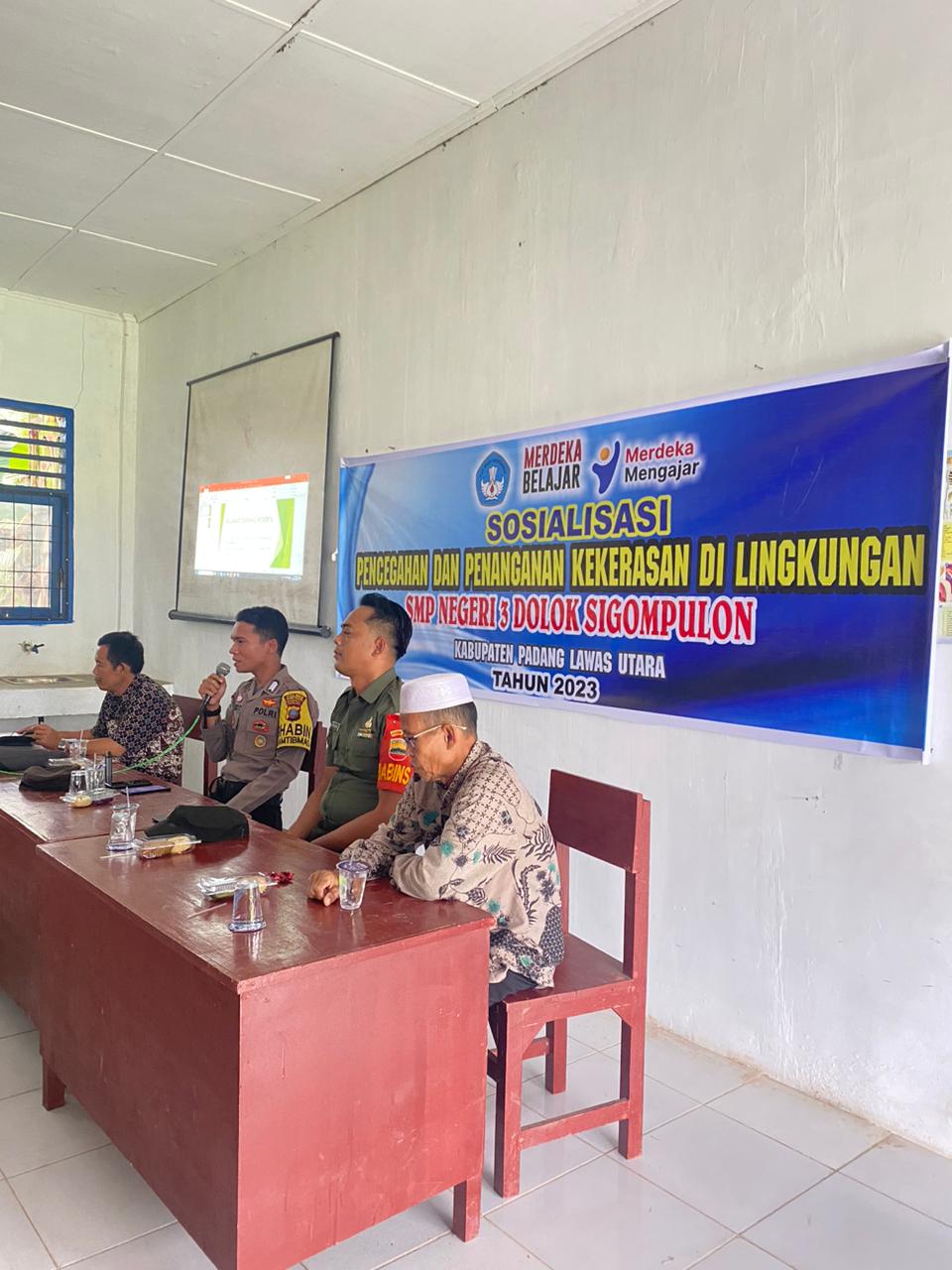 Bhabinkamtibmas Polsek Dolok, Bripka Sigit Dalimunthe, saat beri sosialisasi ke orangtua murid