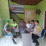 Personel Polsek SD Hole saat kunjungan ke Kantor Panwas Kecamatan
