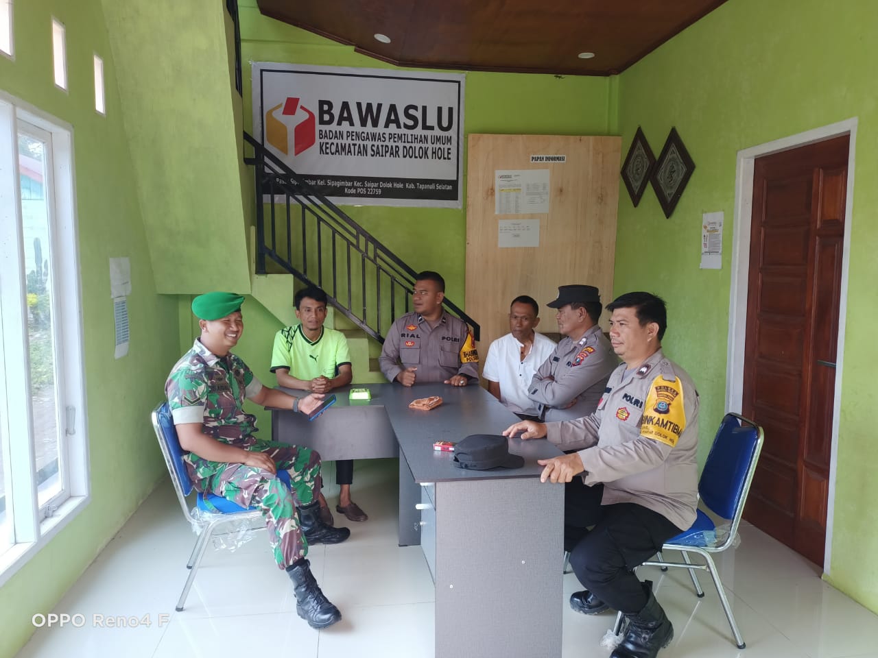 Personel Polsek SD Hole saat kunjungan ke Kantor Panwas Kecamatan