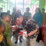 Ketua DPRD Tapsel, Abdul Basith Dalimunthe, serahkan bingkisan ke salah satu anak peserta khitanan massal