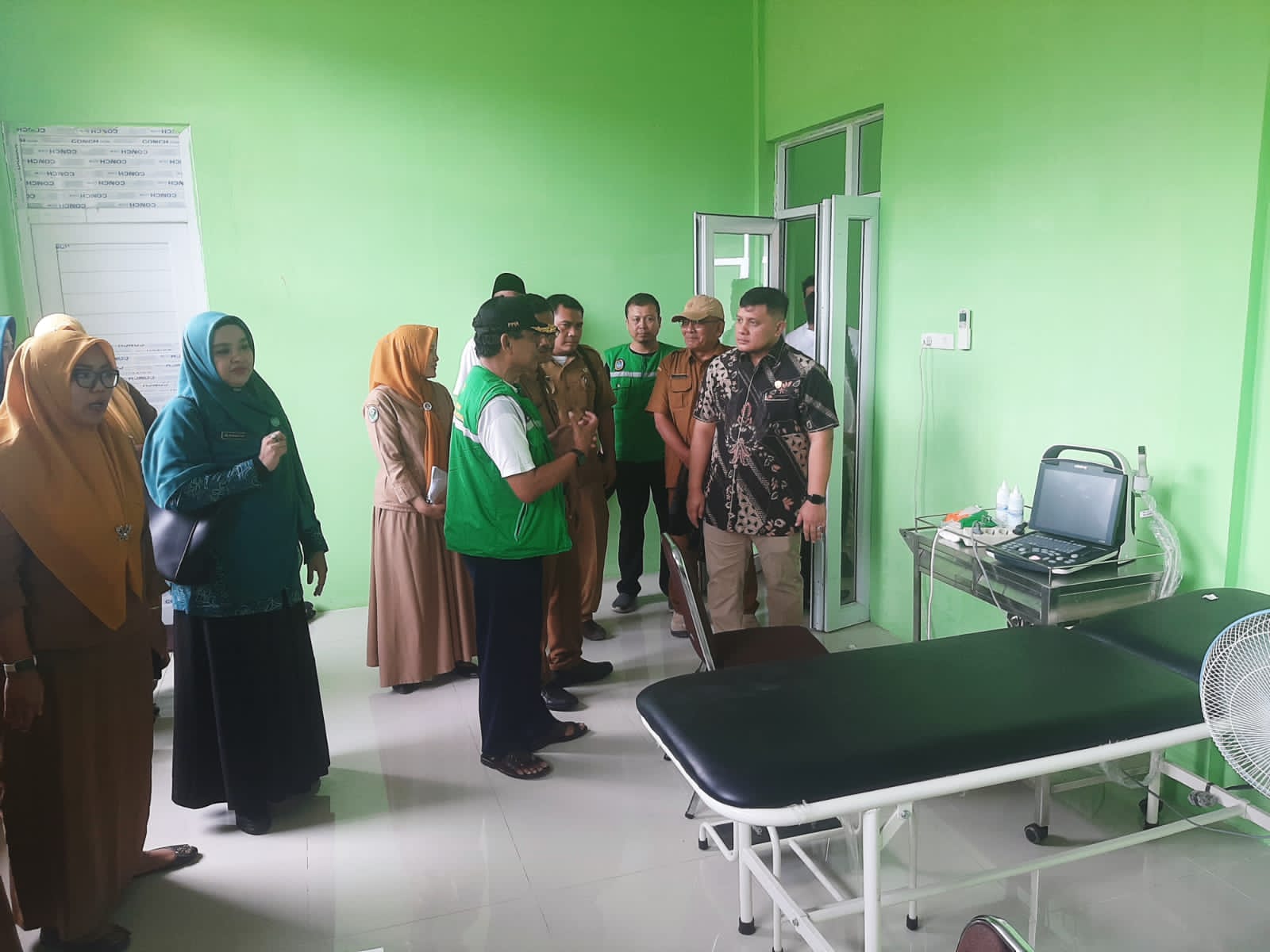 Ketua DPRD Tapsel, Abdul Basith Dalimunthe, saat meninjau fasilitas kesehatan pada pengobatan gratis