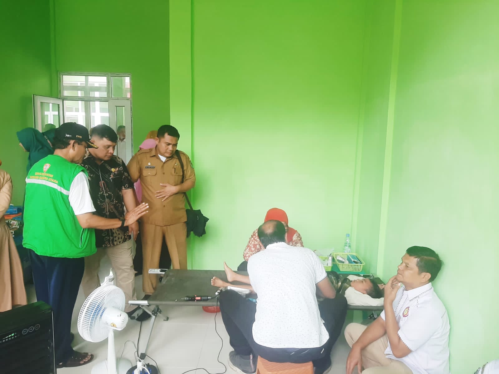 Ketua DPRD Tapsel, Abdul Basith Dalimunthe, saat meninjau khitanan massal