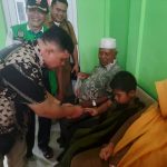 Ketua DPRD Tapsel, Abdul Basith Dalimunthe, saat beri uang saku ke salah satu anak peserta khitanan massal