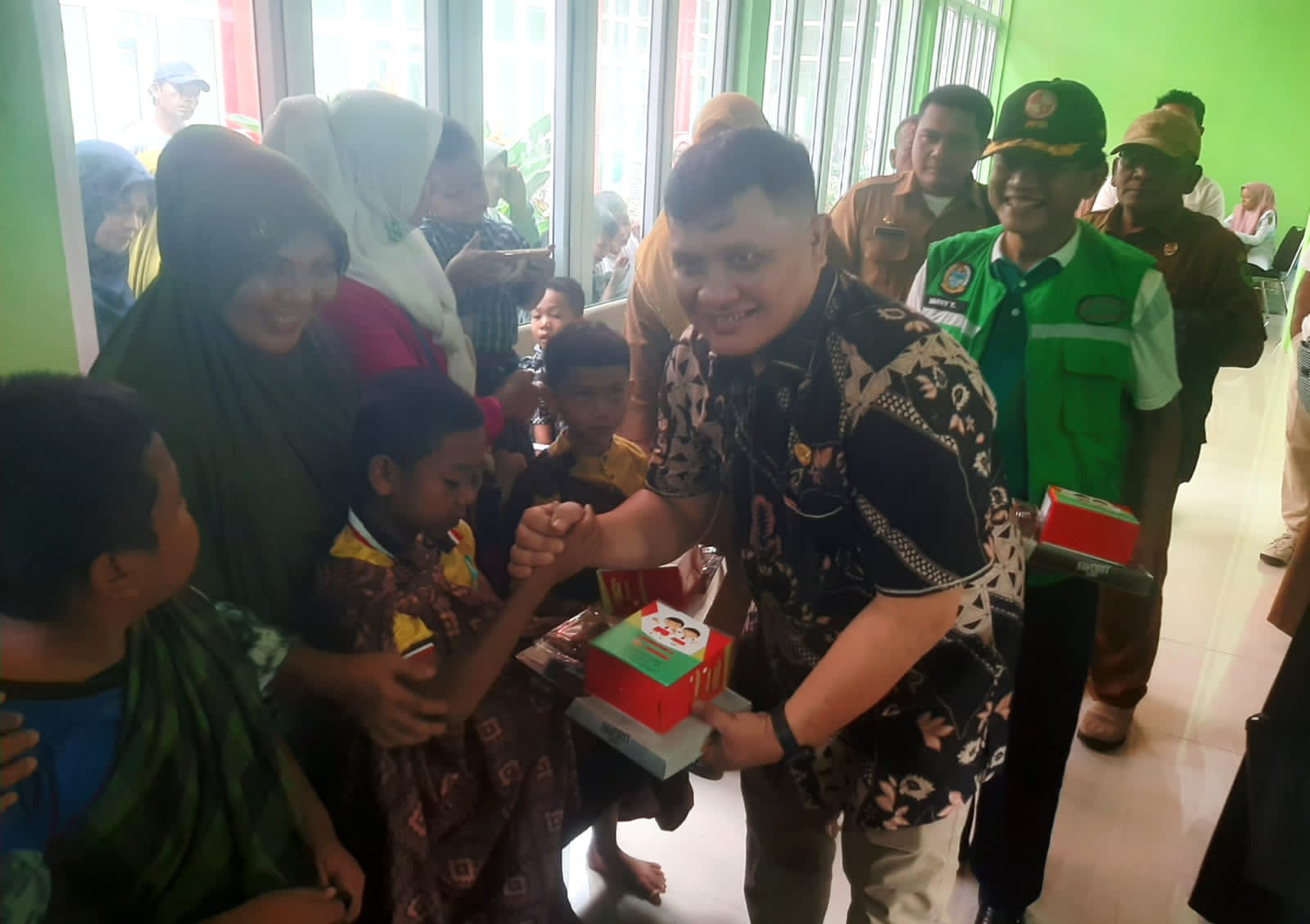 Ketua DPRD Tapsel, Abdul Basith Dalimunthe, beri bingkisan ke anak peserta khitanan massal