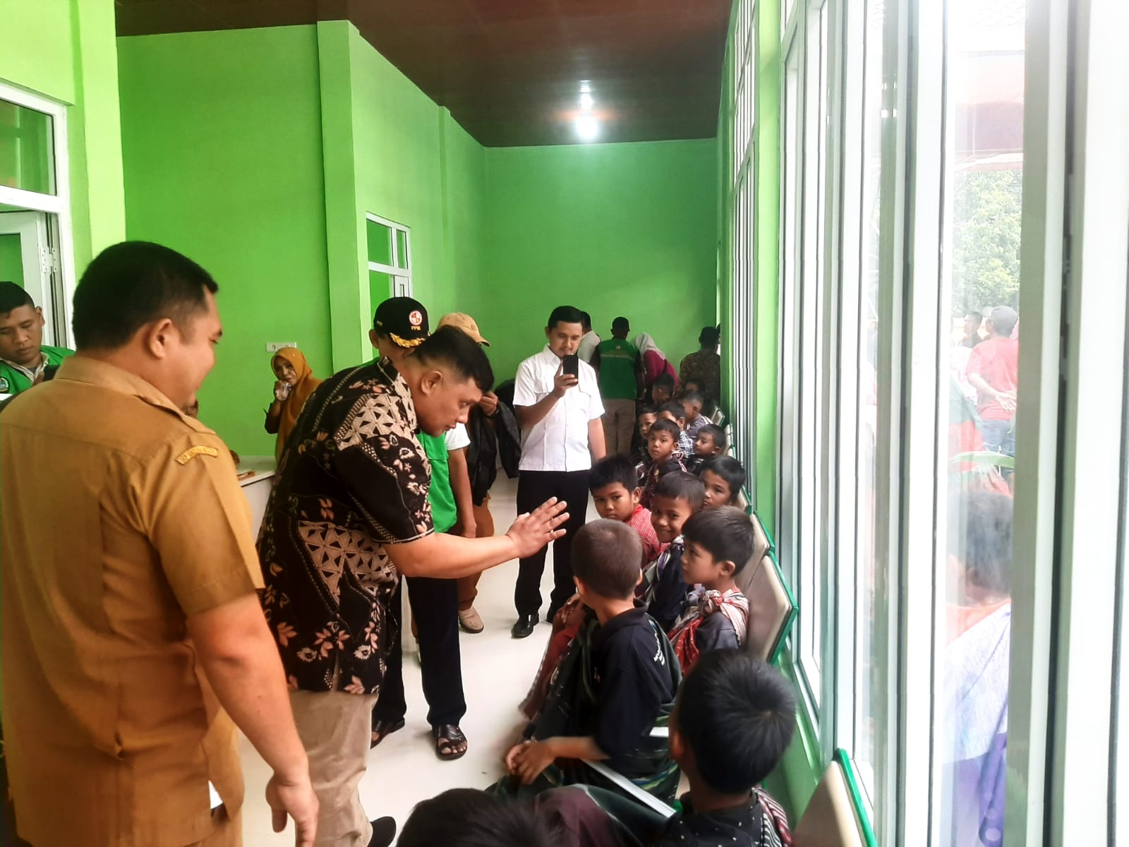 Ketua DPRD Tapsel, Abdul Basith Dalimunthe, beri motivasi ke anak-anak peserta khitanan massal