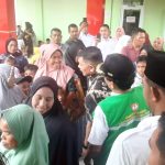 Tanda dicintai masyarakatnya, Ketua DPRD Tapsel, Abdul Basith Dalimunthe, dikerubungi Emak-emak saat gelaran pengobatan gratis