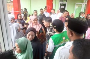 Dicintai Masyarakat, Abdul Basith Dalimunthe Dikerubungi Emak-emak saat Pengobatan Gratis
