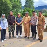Kapolsek Batang Toru, AKP Tona Simanjuntak, bersama Kadis PUPR Tapsel, Oskar H Daulay, Kalaksa BPBD Tapsel, Umar H Daulay, dan pejabat lainnya saat tinjau ruas Jalan yang terputus di Lintas Pantai Barat