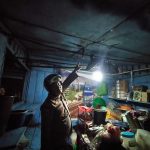 Petugas saat menunjukkan lampu tempat korsleting listrik di Kios