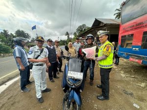 Kasat Lantas Polres Tapsel Beri Reward ke Pengendara Taat Aturan