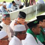 Kapolsek Padang Bolak, AKP Zulfikar, membaur di tengah lautan umat yang akan menggelar salat gaib, zikir Akbar, dan doa bersama untuk Palestina dalam rangka pengamanan kegiatan agar berjalan aman, damai, serta lancar