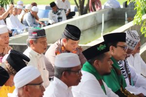 Di Tengah Lautan Umat, Kapolsek Padang Bolak Membaur Amankan Zikir dan Doa Bersama ke Palestina