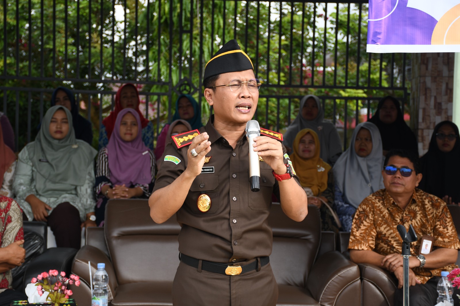Kajari Padangsidimpuan, Dr Lambok MJ Sidabutar, memaparkan aspek hukum ke siswa