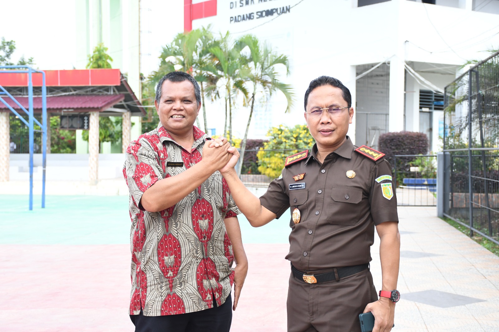 Kajari Padangsidimpuan, Dr Lambok MJ Sidabutar (kanan) berfoto bersama Kepala SMK Negeri 1 Kota Padangsidimpuan, Adnan Harahap (kanan)