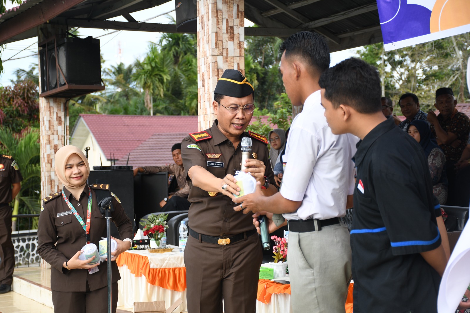 Kajari Padangsidimpuan, Dr Lambok MJ Sidabutar, serahkan souvenir ke siswa yang berani mengajukan pertanyaan