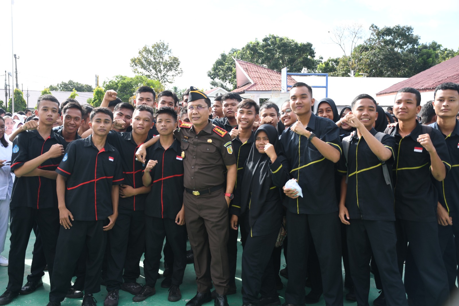 Kajari Padangsidimpuan, Dr Lambok MJ Sidabutar, foto bersama para siswa