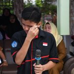 Isak tangis salah satu siswa SMK Negeri 1 Kota Padangsidimpuan mendengar kata-kata menyentuh dari Kajari Padangsidimpuan, Dr Lambok MJ Sidabutar
