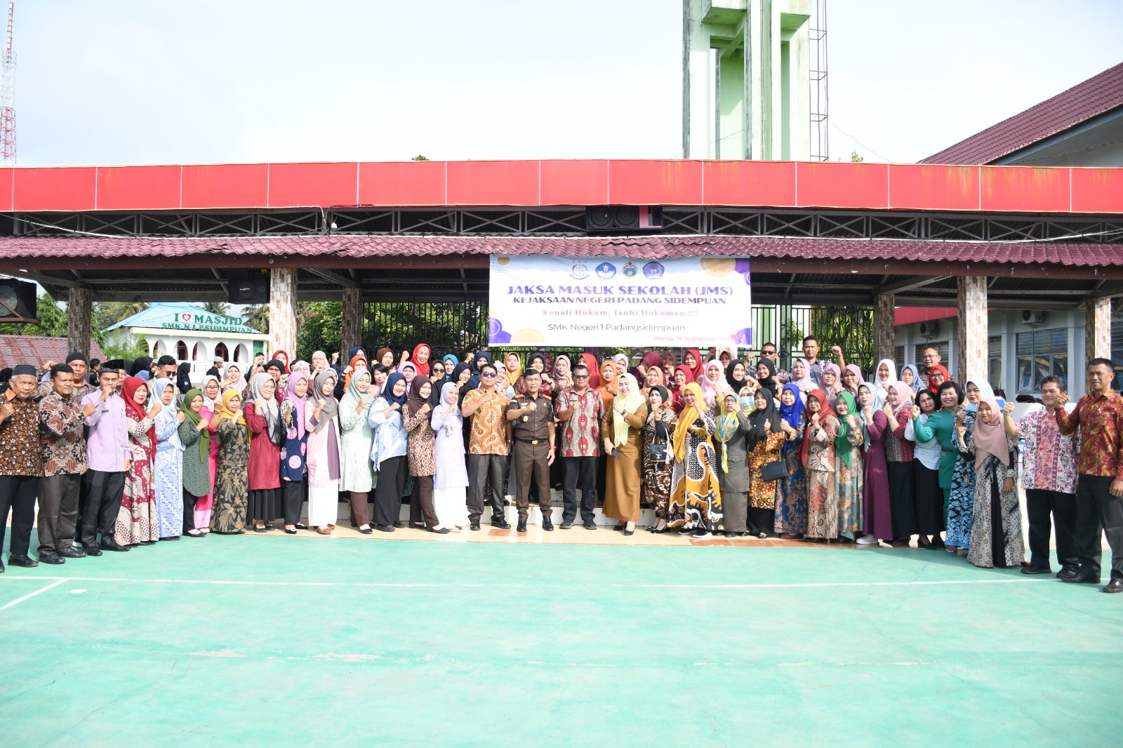 Kajari Padangsidimpuan, Dr Lambok MJ Sidabutar, foto bersama Dewan Guru SMK Negeri 1 Kota Padangsidimpuan