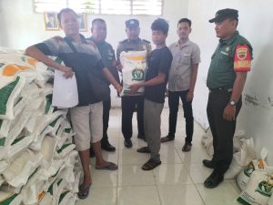 Sembari Kawal Penyaluran Bantuan Beras, Polsek Dolok Beri Pesan Kamtibmas