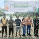 Senior Manager Community PT AR, Christine Pepah, dan Senior Manager Enviroment, Health, and Safety PT AR, Hari Ananto, berfoto bersama dengan Kanit Reskrim Polsek Batang Toru, Ipda Ery J Situmorang, Babinsa, maupun perwakilan masyarakat yang menerima bibit Pohon durian serta pupuk kompos