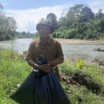 Petani Aek Ngadol, Abdurrahman Situmorang, yang mewakili masyarakat menerima bibit Pohon durian saat ikut bersama-sama dalam aksi kebersihan lingkungan di Sungai Aek Ngadol