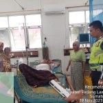 Personel Sat Lantas Polres Tapsel jenguk pejalan kaki di RSUD Gunung Tua usai ditabrak sepeda motor