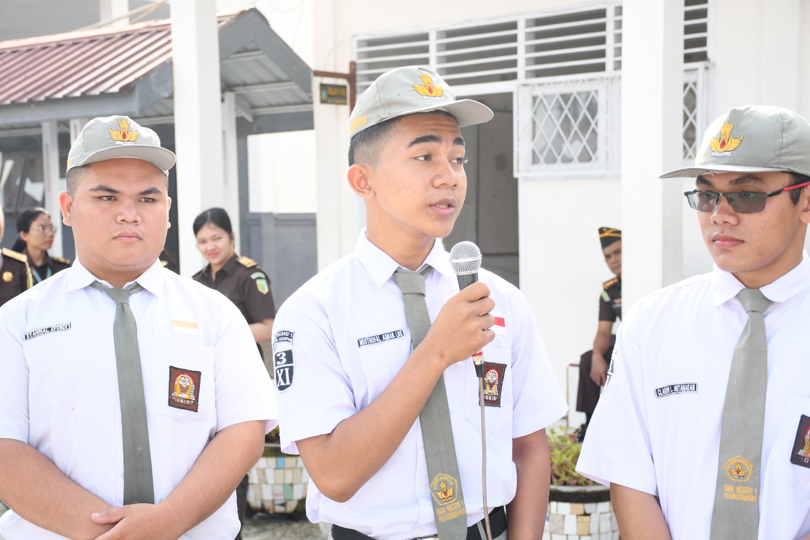 Testimoni positif dari para siswa SMA Negeri 1 Padangsidimpuan atas humanisnya cara Kajari Padangsidimpuan, Dr Lambok MJ Sidabutar, memberi penyuluhan hukum