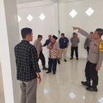 Kapolres Tapsel, AKBP Imam Zamroni, saat meninjau Gudang Logistik KPU Paluta