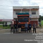 Personel Pam Polsek Padang Bolak kawal penerimaan logistik Pemilu berupa surat suara di Gudang KPU Paluta
