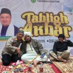Potret kedekatan antara Kasat Binmas Polres Tapsel, AKP Daulat MZ Harahap (paling kiri), dan Ustad kondang, Deri Sulaiman, usai mengadakan Tabligh Akbar di Masjid Agung Syahrun Nur