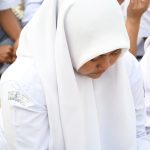 Salah satu siswi SMK Negeri 2 Padangsidimpuan titikkan air mata saat mendengar kata-kata menyentuh dari Kajari, Dr Lambok MJ Sidabutar