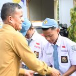 Kepala Sekolah SMK Negeri 2 Padangsidimpuan, Zendro Hasibuan, bersama para siswa usai penyuluhan hukum yang dipimpin Kajari, Dr Lambok MJ Sidabutar