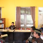 Kajari Padangsidimpuan, Dr Lambok MJ Sidabutar, didampingi Kasi Intel, Yunius Zega, dan Kasi PB3R, Elan Jaelani, bersama Kepala Inspektorat, Sulaiman Lubis, Kepala Dinas PMK, Ismail Fahmi Siregar, serta Camat Padangsidimpuan Tenggara, Eka Yanti Batubara, saat kunjungan Monev ke Kepala Desa Salambue, Abdul Rahman