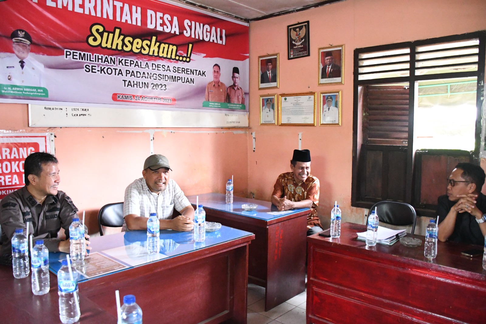 Kajari Padangsidimpuan, Dr Lambok MJ Sidabutar, saat Monev ke Kantor Desa Singali, Kecamatan Hutaimbaru