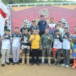 Danrem 023/KS, Kolonel Inf Lukman Hakim, foto bersama Dandim 0212/TS Letkol Inf Amrizal Nasution, Danyonif 123/RW Letkol Inf Emick Chandra Nasution, Bupati Paluta Andar Amin Harahap, Ketua DPRD Tapsel Abdul Basith Dalimunthe, Ketua DPRD Padangsidimpuan Siwan Siswanto, Kapolres Tapsel AKBP Imam Zamroni, Kapolres Padangsidimpuan AKBP Dudung Setyawan, dan segenap unsur Forkopimda Plus se-Tabagsel di depan Podium Motocross Pangdam I/BB Cup