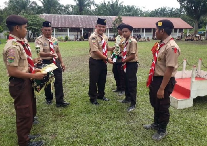 Dandim 0212/TS, Letkol Inf Amrizal Nasution, diwakili Kasdim, Mayor Inf Alex Donald Surbakti, saat menyerahkan Piala dan Piagam penghargaan ke peserta Perkemahan Pramuka Saka Wira Kartika Kodim 0212/TS yang berprestasi