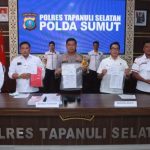 Kapolres Tapsel, AKBP Imam Zamroni, didampingi Kasat Reskrim, AKP Rudy Saputra, Kanit Tipikor, Iptu Said Rum Fadhillah, dan pejabat dari Inspektorat Daerah Paluta, menunjukkan barang bukti Eks Kades Sihopuk baru tilep DD TA 2018