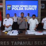 Kapolres Tapsel, AKBP Imam Zamroni, didampingi Kasat Reskrim, AKP Rudy Saputra, Kanit Tipikor, Iptu Said Rum Fadhillah, dan pejabat dari Inspektorat Daerah Paluta, memaparkan kasus dugaan Eks Kades Sihopuk baru tilep DD TA 2018