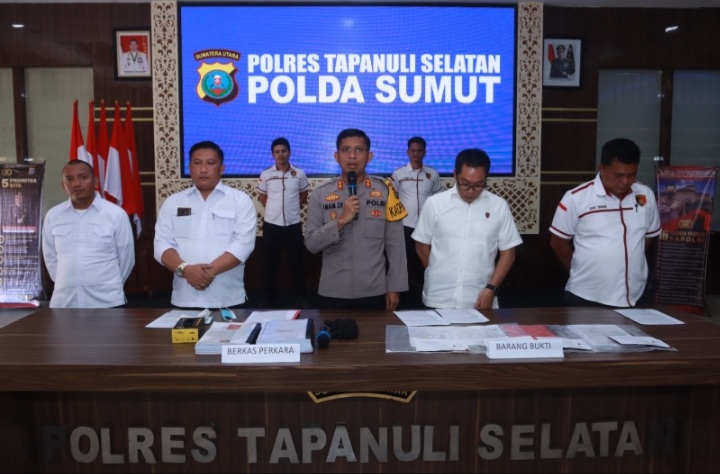 Kapolres Tapsel, AKBP Imam Zamroni, didampingi Kasat Reskrim, AKP Rudy Saputra, Kanit Tipikor, Iptu Said Rum Fadhillah, dan pejabat dari Inspektorat Daerah Paluta, memaparkan kasus dugaan Eks Kades Sihopuk baru tilep DD TA 2018