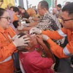 Wakil Presiden Direktur PT AR, Ruli Tanio, meneteskan obat mata yang menjalani Operasi Katarak gratis Tambang Emas Martabe
