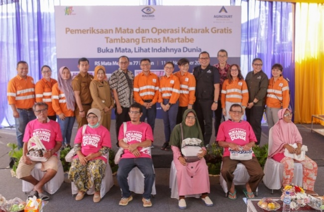 Wakil Presiden Direktur PT AR, Ruli Tanio, bersama Direktur External Relations PT AR, Sanny Tjan, berfoto bersama Manajemen perusahaan dan sejumlah pasien Operasi Katarak