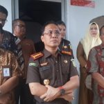 Kacabdis Pendidikan Provinsi Sumut Wilayah XI, Drs Oloan Nasution (kiri) dan Kepala SMK Negeri 1 Kota Padangsidimpuan, Adnan Harahap (kanan), mengapresiasi penyuluhan hukum JMS yang diinisiasi Kajari Padangsidimpuan, Dr Lambok MJ Sidabutar