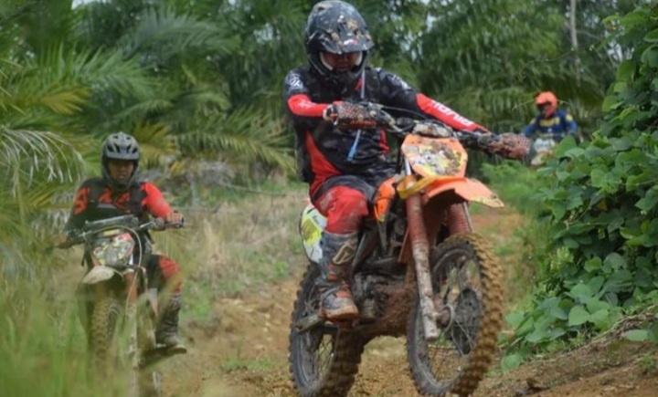 Para Crosser tunjukkan kebolehannya saat menjajal sirkuit pada even Motocross jelajah Alam bertajuk Rajawali Adventure sambut HUT ke-59 Yonif 123/RW