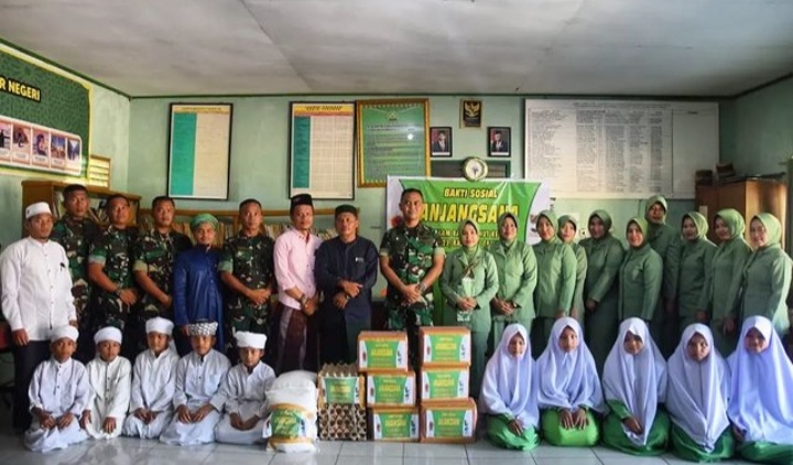 Danyonif 123/RW, Letkol Inf Emick Chandra Nasution, beserta Ketua Persit KCK Cabang XLVII Yonif 123, Ny Nadya Emick Nasution, dan rombongan foto bersama penghuni Yayasan Al Hijrah Bintuju usai anjangsana