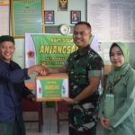 Danyonif 123/RW, Letkol Inf Emick Chandra Nasution, didampingi Ketua Persit KCK Cabang XLVII Yonif 123, Ny Nadya Emick Nasution, menyerahkan tali asih ke Yayasan Al Hijrah Bintuju saat anjangsana