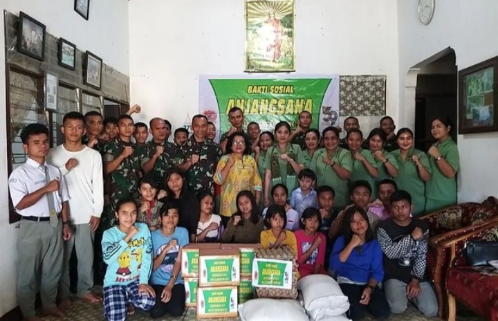 Wadanyonif 123/RW, Mayor Inf Anatona Zebua dan rombongan foto bersama penghuni Panti Asuhan Debora