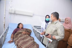Bupati Dolly Pasaribu Kunjungi Para Korban Bus Terguling Di Arse