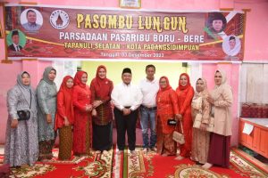 Didampingi Rosalina Dolly, Bupati Tapsel Hadiri “Pasombu Lungun” Parsadaan Pasaribu Boru-Bere