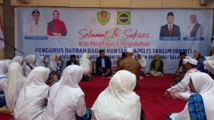 Bupati Tapsel Serahkan 67 Santunan Kepada Ahli Waris Kelompok BKMT dan Keagamaan